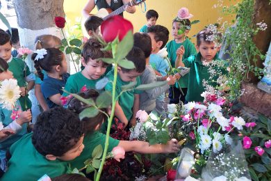 Ofrecimos flores a María y le cantamos canciones para agreder su amor de madre