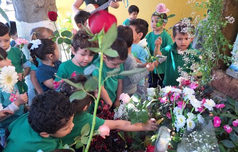 Ofrecimos flores a María y le cantamos canciones para agreder su amor de madre