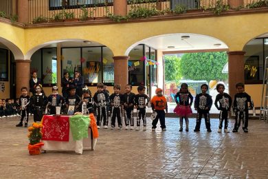 Los alumnos de 2C nos presentaron la celebración del día de muertos
