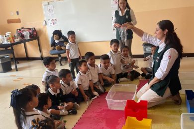 Durante nuestra Semana de la Ciencia, los pequeños exploradores del preescolar se convirtieron en verdaderos científicos al descubrir de manera divertida temas como el cuidado del agua, la evaporación y la flotación. A través de experimentos sencillos y actividades prácticas, los niños observaron, compararon y aprendieron jugando, despertando su curiosidad por comprender el mundo que los rodea. 🌍✨ Fue una experiencia llena de asombro, preguntas y descubrimientos, donde la ciencia cobró vida en cada sonrisa.