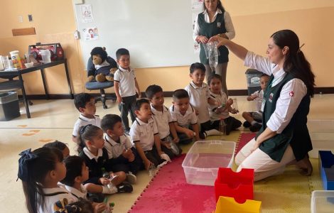 Durante nuestra Semana de la Ciencia, los pequeños exploradores del preescolar se convirtieron en verdaderos científicos al descubrir de manera divertida temas como el cuidado del agua, la evaporación y la flotación. A través de experimentos sencillos y actividades prácticas, los niños observaron, compararon y aprendieron jugando, despertando su curiosidad por comprender el mundo que los rodea. 🌍✨ Fue una experiencia llena de asombro, preguntas y descubrimientos, donde la ciencia cobró vida en cada sonrisa.