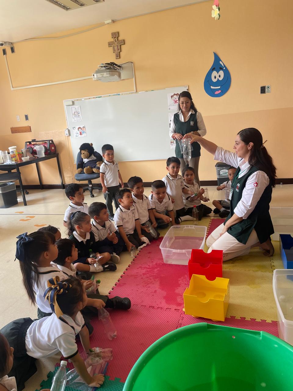 Durante nuestra Semana de la Ciencia, los pequeños exploradores del preescolar se convirtieron en verdaderos científicos al descubrir de manera divertida temas como el cuidado del agua, la evaporación y la flotación. A través de experimentos sencillos y actividades prácticas, los niños observaron, compararon y aprendieron jugando, despertando su curiosidad por comprender el mundo que los rodea. 🌍✨ Fue una experiencia llena de asombro, preguntas y descubrimientos, donde la ciencia cobró vida en cada sonrisa.