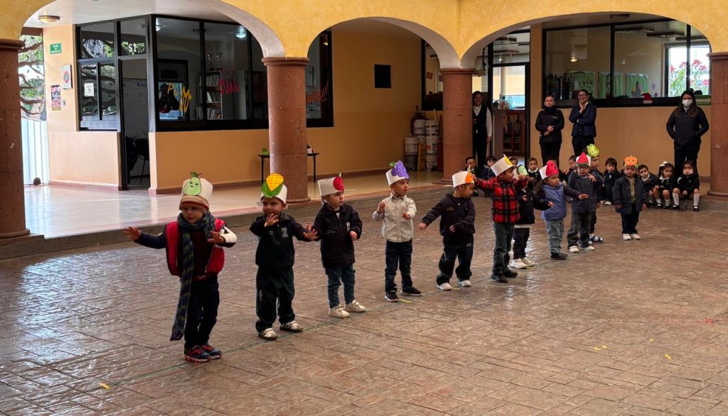 En esta ocasión, el tema fue “Los beneficios de las frutas y las verduras”, un contenido que hemos estado trabajando en el aula para promover hábitos de alimentación saludable desde edades tempranas.